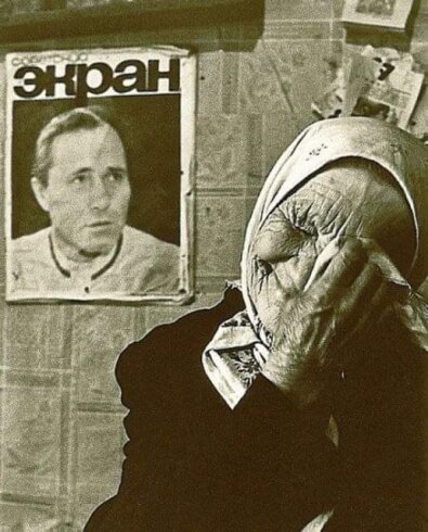 Этот снимок сделан в момент, когда ей сообщили о смерти Шукшина...