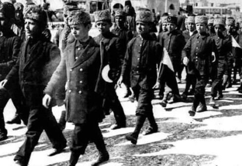 İşte bu Türkü, Çanakkale  destanı yazan Gül Goncalarının ağıtıdır.