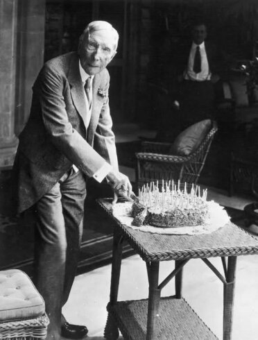 Первые 53 года Рокфеллер строил самую богатую империю.