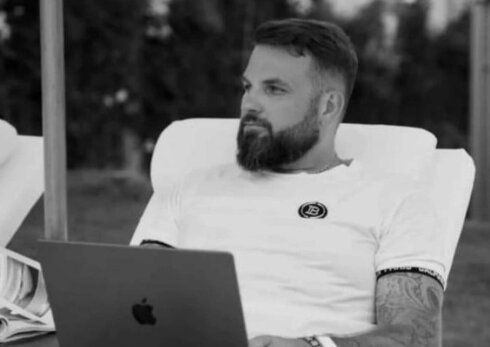 500 milyon dollar oğurlayıb, Afrikaya qaçdı