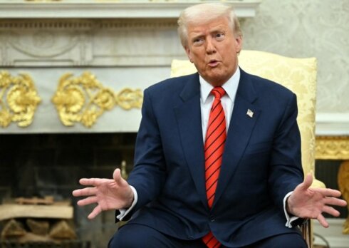 Tramp özünü imperator görür -  Qızıl taxtda fotosunu paylaşdı   FOTO