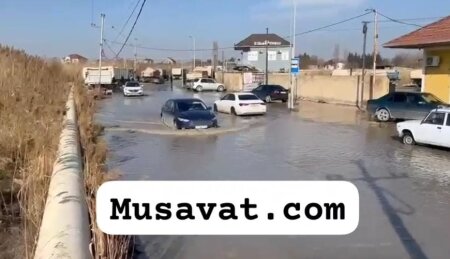 Sabunçuda küçələr su altında - İnsanlar boruların üstü ilə gedir