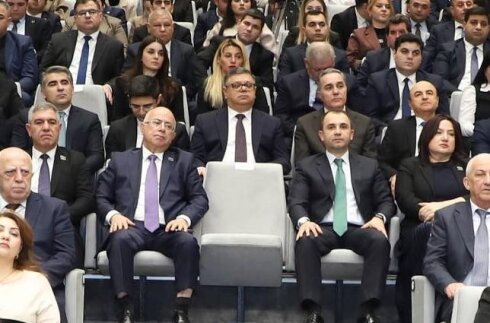 “BİZİ BURA KİNOYA BAXMAĞA ÇAĞIRIBLAR?” – Komitə sədri əsəbləşərək tədbiri tərk edib + FOTOLAR