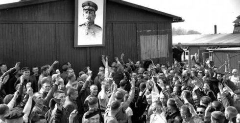 Buxenvald qapılarında "Hər kəsə öz payı" yazısı.