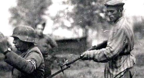 "Каждому свое" надпись на воротах Бухенвальда.