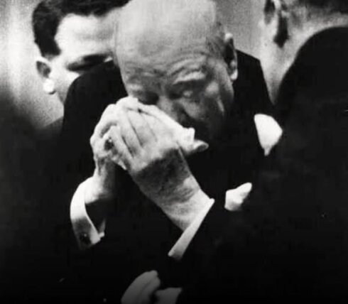 Встал на улице, поднял два пальца в знак победы —