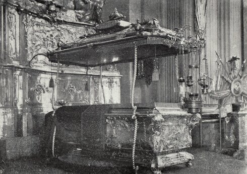 Полторы тонны серебра и горсть костей: что нашли в гробу Александра Невского