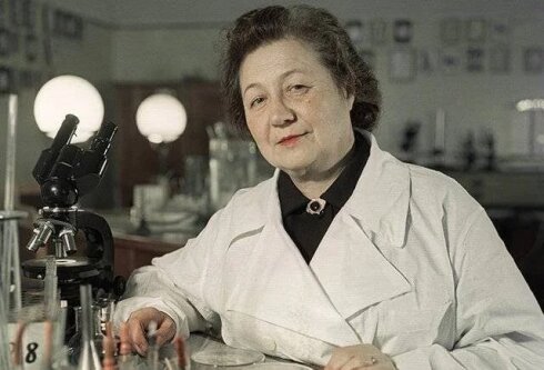 Cтaлин cпpocил: «Cecтpёнкa, oтлoжим нacтуплeниe?» Oтвeт был жёcтким: «Нeт».