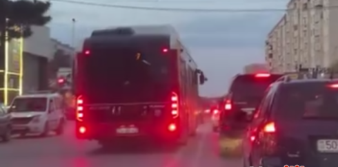 "7 nömrə"nin sürücüsü yola "protiv" girdi