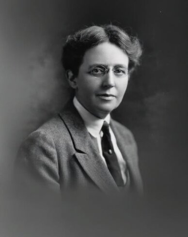 Она преследовала повара, который пытался заколоть её вилкой.