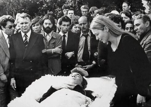 Məlum olduğu kimi, Nikita Mixalkov 1980-ci ildə Vladimir Vısotskinin dəfn mərasimində çıxış edib.