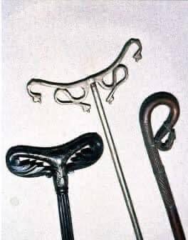 Mütteka, (dervişlerin kullandığı) dayanacak değnek demektir.