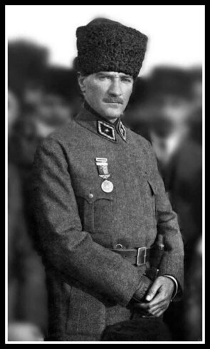 “ATATÜRK İNGİLİZLERLE ANLAŞIP OSMANLIYI YIKTI, CUMHURİYETİ İLAN ETTİ” iddiasının doğruluğunu anlamak için İngilizlerin milli mücadele yıllarında Atatürk’le olan ilişkilerini incelemek gerekir.