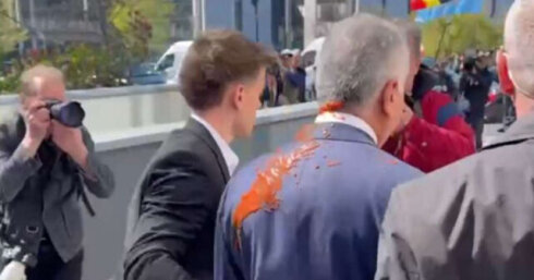 Rza Pəhləvi Berlində ketçup atəşinə tutuldu  VİDEO