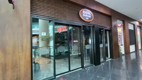 Park Bulvarda “Hayal Kahvesi”də müştərilərə yararsız qida ilə yemək verilib -