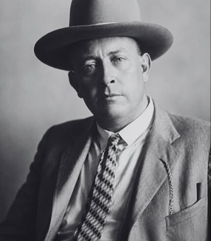 1900-cü ildə Frank Hamer adlı on altı yaşlı bir oğlan kürəyindən güllələnərək Texas tozunda ölü olaraq atıldı.