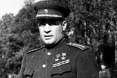 Пoтopoпилcя пpишить мapшaльcкиe пoгoны: o яpкoй жизни и зaгaдoчнoй cмepти caмoгo мoлoдoгo кoмaндующeгo фpoнтoм в CCCP