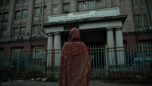 Hindistanda ölü elan edilən gənc qadın atası və qardaşının həbsindən sonra "dirildi"