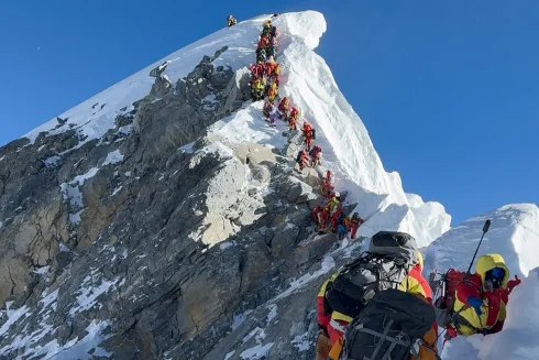 Amerikalı alpinist Everestin fəthi üzrə yeni dünya rekordu qırdı - FOTO