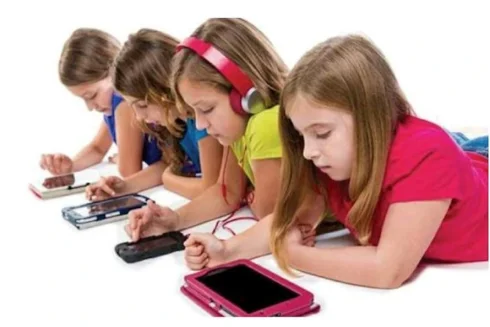 Polşada hökumət məktəblərdə telefon istifadəsini məhdudlaşdıran qanun layihəsini təsdiqləyib