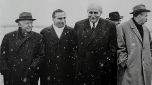 Kendi partisinden seçilip başka partiye geçen vekiller için;