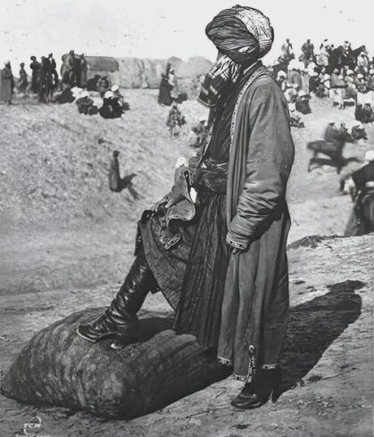 BU TARİXİ fotoşəkildə Orta Asiya səyahəti zamanı çəkilmiş ənənəvi hündürdaban çəkmələr geyinmiş atlı təsvir olunub.