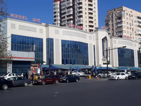 “Laçın” Ticarət Mərkəzinin qarşısında xaos