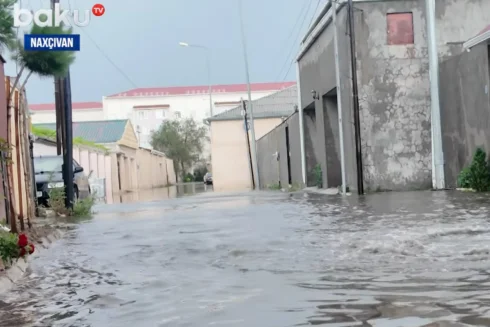 Naxçıvan şəhərini su basdı: Vətəndaşlar aidiyyəti qurumlardan kömək gözləyirlər - VİDEO