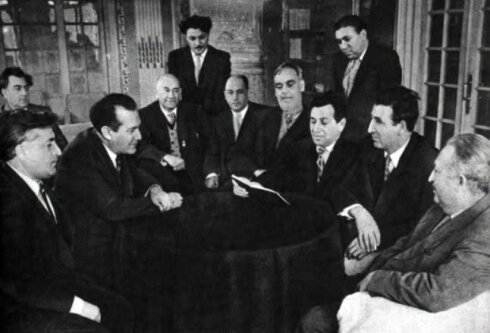 Nikita Xruşşovun məqaləsi ilə bağlı Azərbaycan ziyalıların müzakirələri