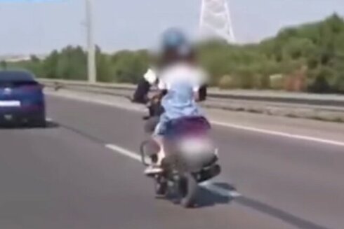 Bakıda övladını təhlükəli şəkildə daşıyan motosiklet sürücüsü saxlanılıb – VİDEO