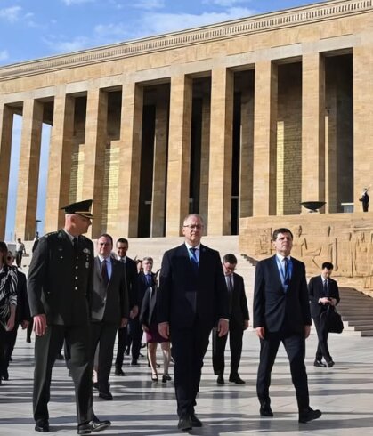 Anıtkabir'i ziyaret eden NATO Lüksemburg Daimi Temsilcisi Müller defterine nə yazmış?
