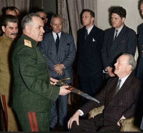 Stalin onun verdiyi qılıncı öpərək başının üzərinə qaldırıb – TARİXİ FAKTLAR