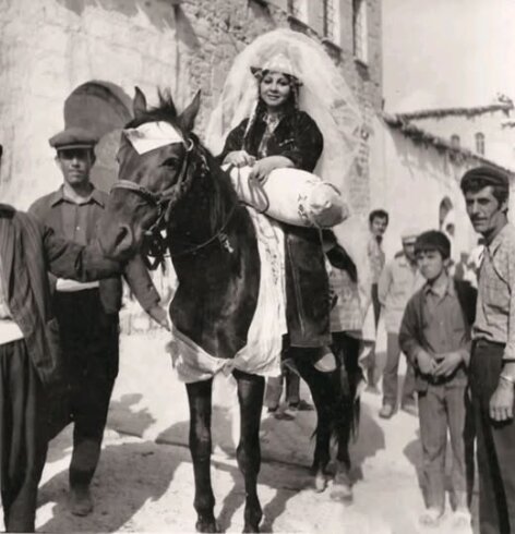 TÜRK MİTOLOJİSİNDE GELİNİN ATA BİNMESİ VE EVLİLİK RİTÜELLERİNİN SİMGESEL ANLAMI