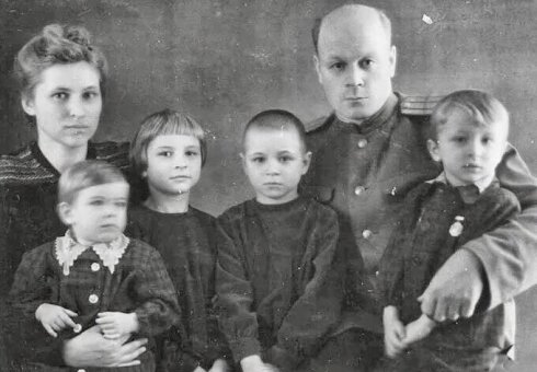 Его жену и детей фашисты схватили в тот же день, когда ворвались в город.
