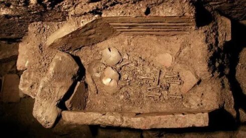 Efes Antik Kenti’nde, Artemis Tapınağı’nın yakınlarında yapılan kazılarda şaşırtıcı bir keşfe imza atıldı.