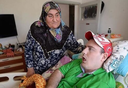Qəzadan sonra əlil qalan gəncə analıq edən qadın – Onun oğlana son sözləri hər kəsi ağladır...