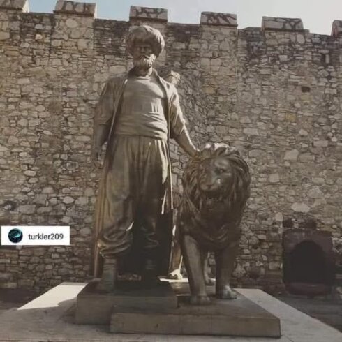 Əlcəzair Bəylərbəyi Qazi Həsən Paşa ram etdiyi aslanı ilə gəzir...