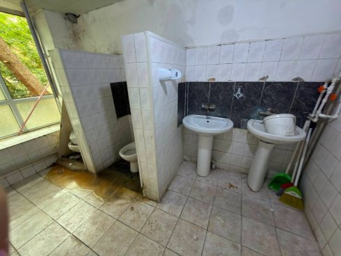 Bakıda Uşaq Kliniki Xəstəxanasının ayaqyolu rüsvayçı gündədir -